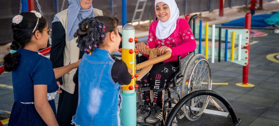 जॉर्डन के ज़ाआतारी शरणार्थी शिविर में बनाए गए एक समावेशी स्कूल में, एक 9 वर्षीय बच्ची, अपनी सहेलियों के साथ खेलते हुए.