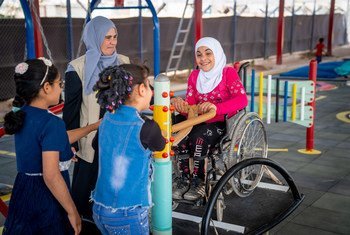 जॉर्डन के ज़ाआतारी शरणार्थी शिविर में बनाए गए एक समावेशी स्कूल में, एक 9 वर्षीय बच्ची, अपनी सहेलियों के साथ खेलते हुए.