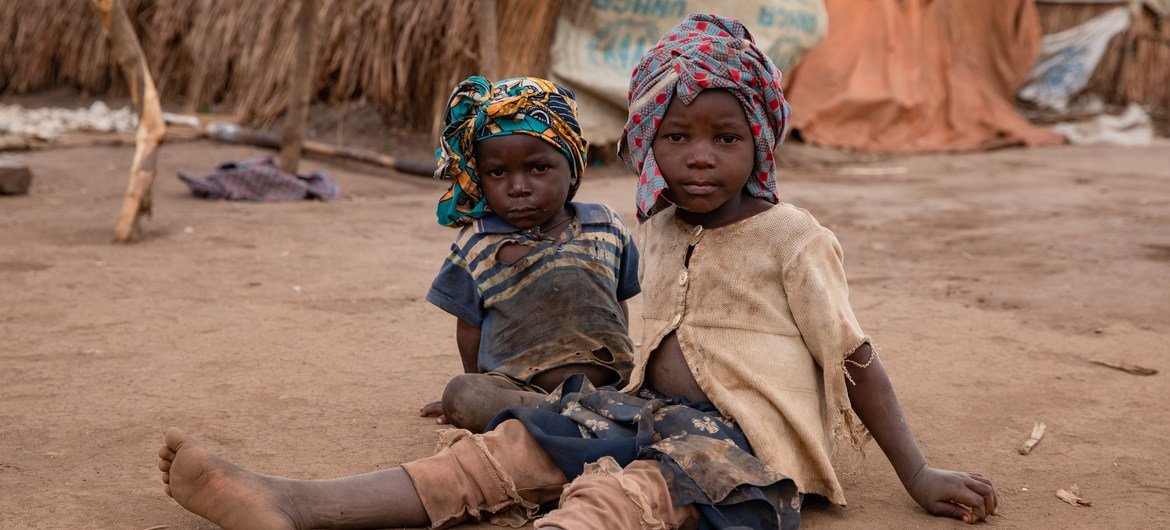 刚果民主共和国境内流离失所者营地里的两名男孩