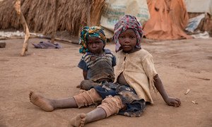 刚果民主共和国境内流离失所者营地里的两名男孩