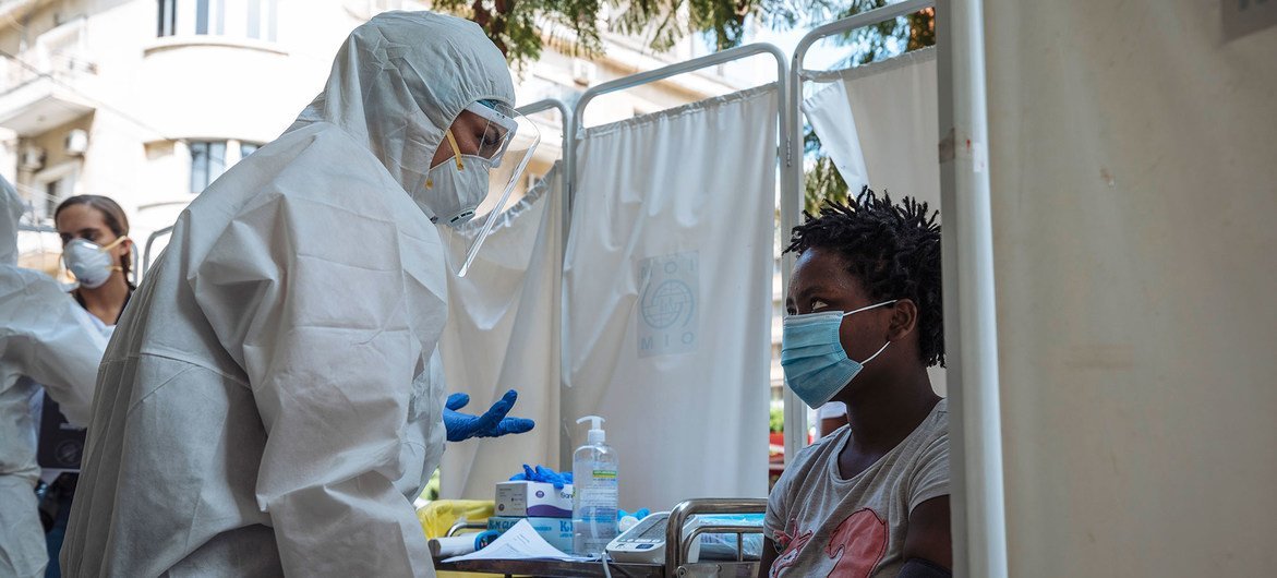 黎巴嫩贝鲁特，一名来自肯尼亚的移民劳工在一家由国际移民组织支持的诊所接受诊疗 。