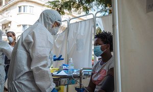Une travailleuse migrante du Kenya reçoit un traitement médical fourni par l'OIM.