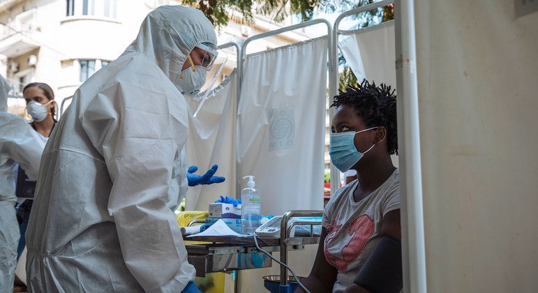 A migrant worker from Kenya receives medical treatment provided by IOM.