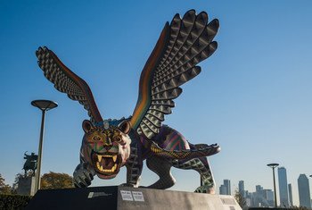 Escultura do guardião da paz e segurança internacional foi criado pelos artistas Jacobo e Maria. Foi um presente do México para a ONU