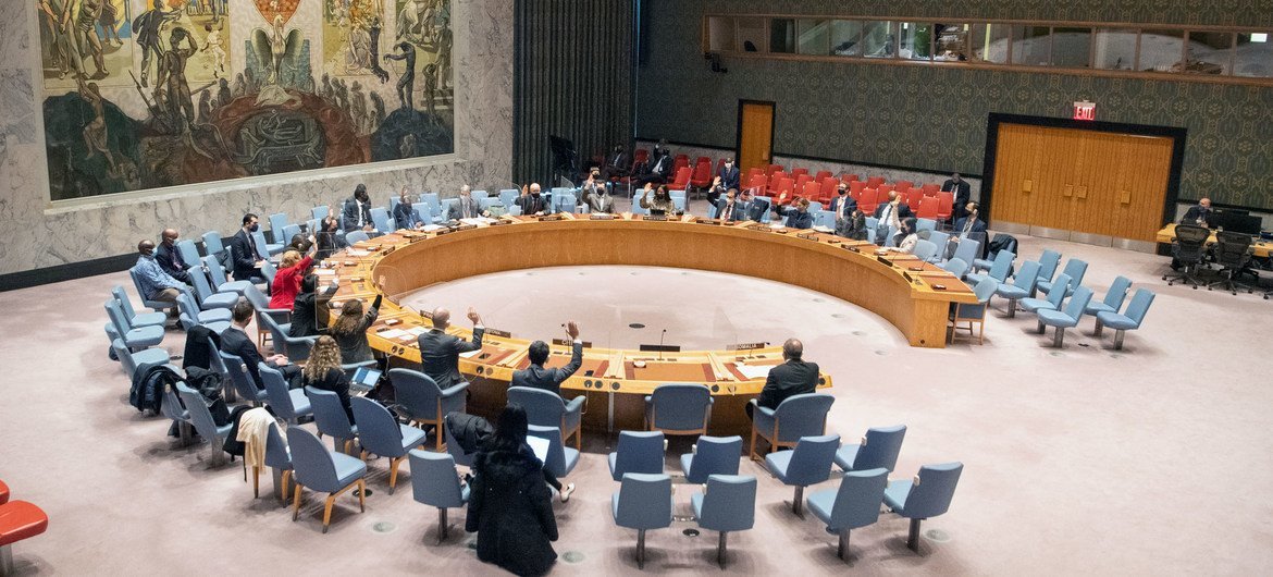 联合国安理会一致通过决议，谴责和谴责索马里沿海的所有海盗和海上武装抢劫行为。