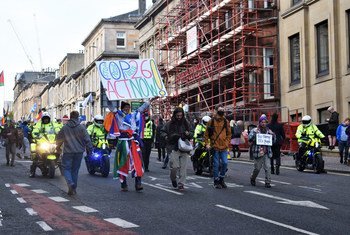 Des organisations de la société civiles manifestent lors de la Conférence sur le climat COP26 à Glasgow, en Écosse. 
