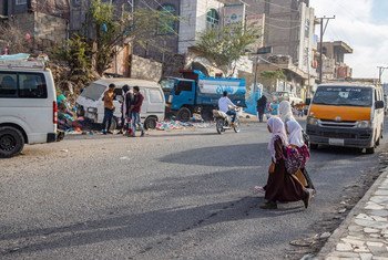 也门塔伊兹，年轻女孩在上学的路上穿过马路。