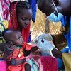 اختبار إصابة طفل بالملاريا في مركز صحي مجتمعي في تشاد