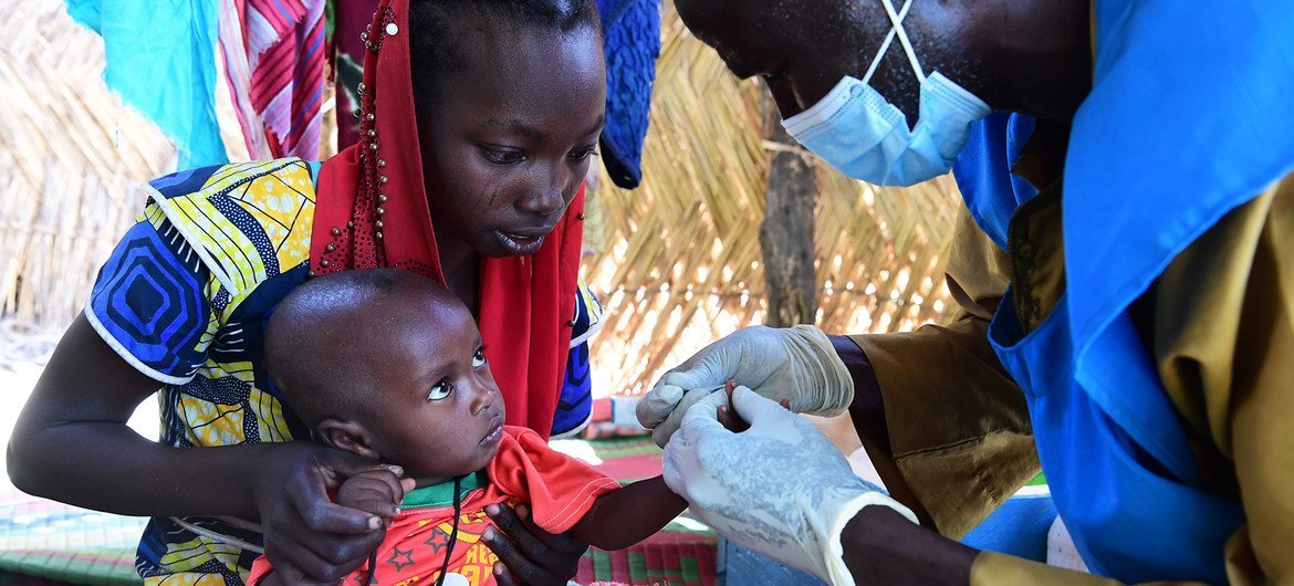 اختبار إصابة طفل بالملاريا في مركز صحي مجتمعي في تشاد