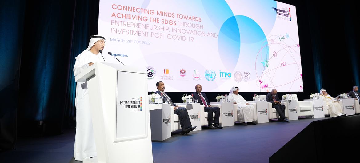 الدكتور أحمد بن عبد الله حميد بالهول الفلاسي وزير الدولة لريادة الأعمال والمشاريع الصغيرة والمتوسطة متحدثا خلال المنتدى العالمي لرواد الأعمال والاستثمار المنعقد في إكسبو دبي. 