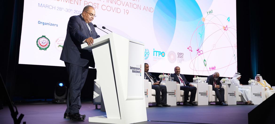 الدكتور محمود محيي الدين، المدير التنفيذي لصندوق النقد الدولي يتحدث خلال افتتاح المنتدى العالمي لرواد الأعمال والاستثمار في إكسبو دبي. 