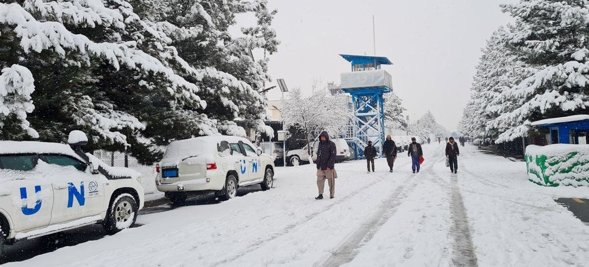 अफ़ग़ानिस्तान के काबुल शहर में, संयुक्त राष्ट्र के मानवीय मामलों के समन्वय कार्यालय (OCHA) पर भारी बर्फ़बारी का मंज़र.