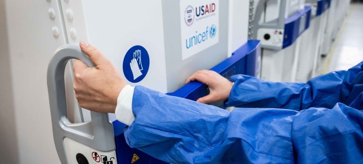 ساعدت كل من اليونيسف وUSAID أوكرانيا على شراء الثلاجات الضرورية لتخزين اللقاحات ضد كوفيد-19.