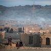 अफ़ग़ानिस्तान में कड़ाके की ठण्ड के दौरान, विस्थापितों के शिविरों की चिमनियों से धुआँ उठता हुआ.