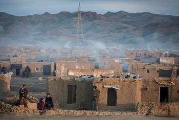 阿富汗严冬期间，一个流离失所者营地的烟囱冒出浓烟。