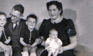20世纪40年代，婴儿时期的瓦蕾德·卡特（Vered Kater）和她的父母和兄弟在荷兰。