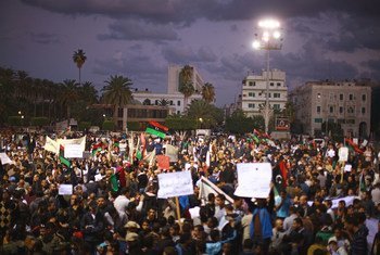 लीबिया की राजधानी त्रिपोली के शहीदी चौक में, एकत्र प्रदर्शनकारी (फ़ाइल फ़ोटो)