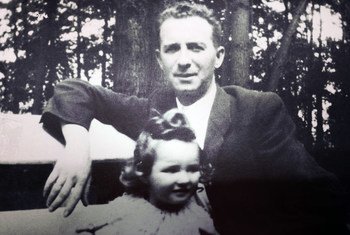 犹太大屠杀幸存者哈利娜·沃洛（Halina Wolloh）与祖父在一起
