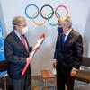 यूएन महासचिव एंतोनियो गुटेरेश (बाएँ), अन्तरराष्ट्रीय ओलिम्पिक समिति के अध्यक्ष थॉमस बैश के साथ, बीजिंग शीतकालीन ओलिम्पिक खेलों के दौरान मुलाक़ात करते हुए.