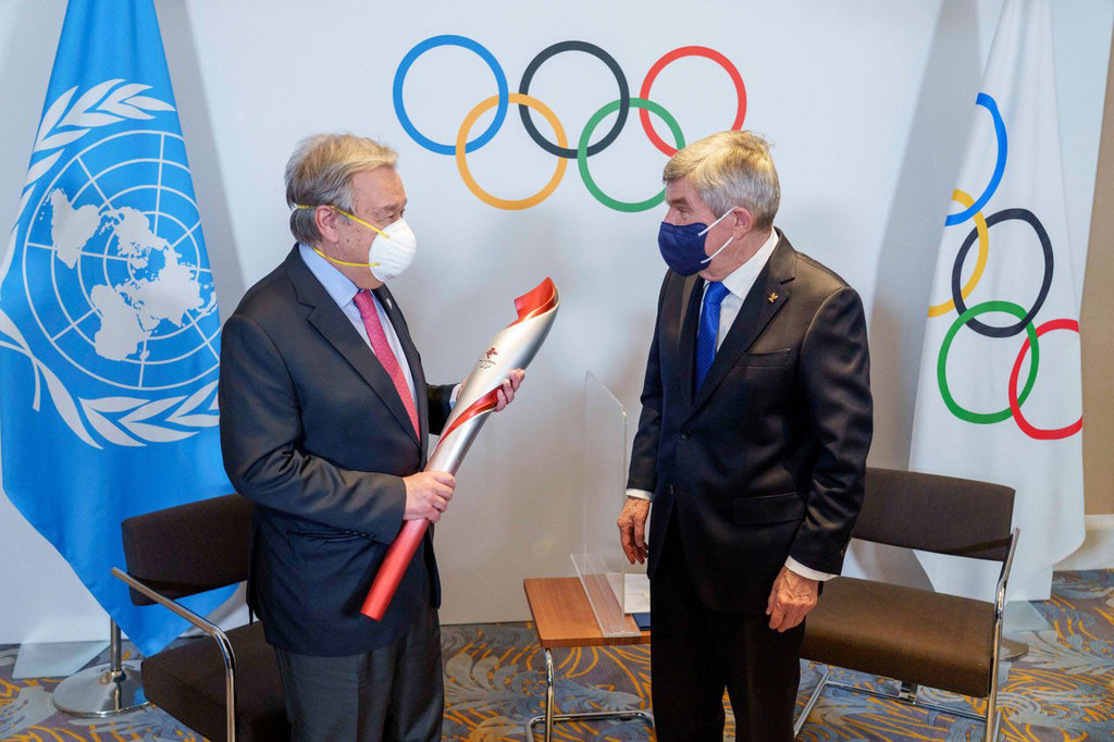 El Secretario General  de la ONU, António Guterres, (izq.) junto al presidente del Comité Olímpico Internacional, Thomas Bach, en los Juegos Olímpicos de Invierno de Pekín.