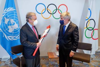 यूएन महासचिव एंतोनियो गुटेरेश (बाएँ), अन्तरराष्ट्रीय ओलिम्पिक समिति के अध्यक्ष थॉमस बैश के साथ, बीजिंग शीतकालीन ओलिम्पिक खेलों के दौरान मुलाक़ात करते हुए.