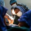 Un oncólogo lleva a cabo una cirugía a un paciente con cáncer en un hospital de Minna, Nigeria