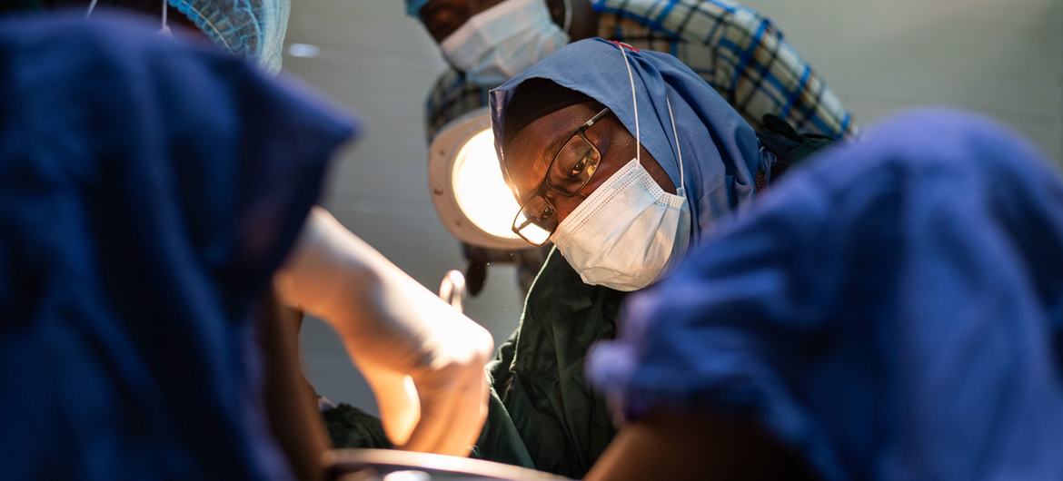 طبيب أورام يجري عملية جراحية لمريض في مستشفى في نيجيريا.