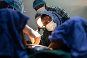 Un oncologue pratique une intervention chirurgicale sur un patient dans un hôpital de Minna, au Nigeria.