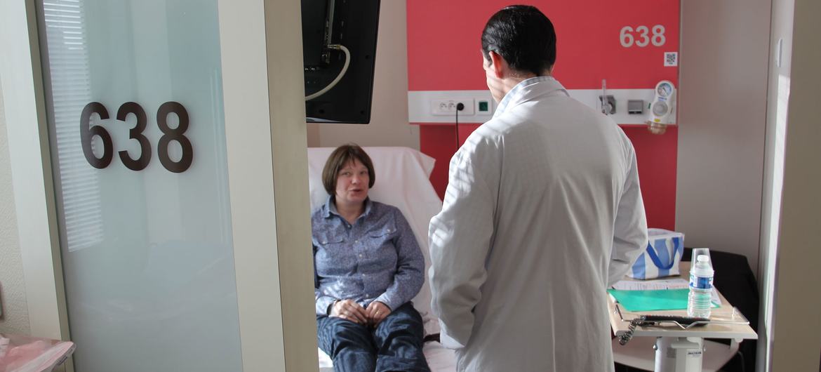 Una paciente de cáncer habla con su oncólogo en un hospital de Lyon, Francia.
