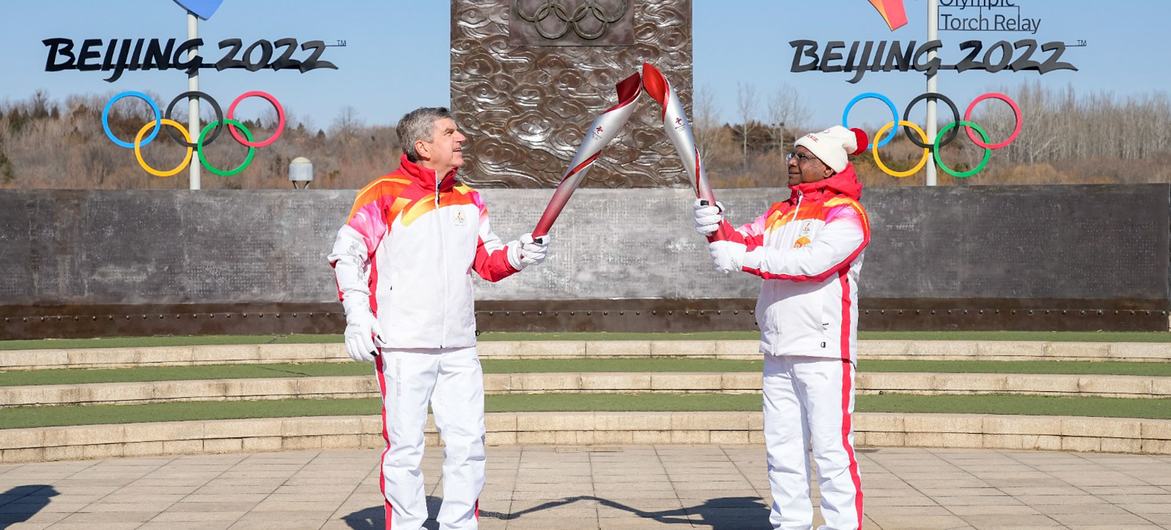 رئيس اللجنة الأولمبية الدولية توماس باخ (يسار) مع رئيس الجمعية العامة للأمم المتحدة عبد الله شاهد (يمين) في دورة الألعاب الأولمبية الشتوية في بيجين.