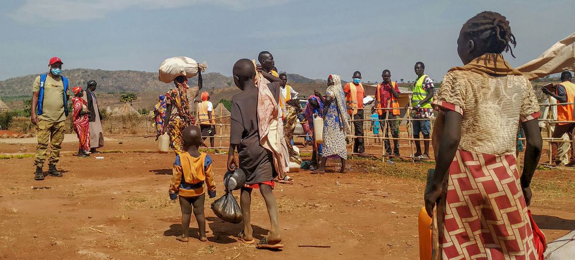 تنقل مفوضية اللاجئين والشركاء اللاجئين إلى منطقة بني شنقول غوموز في إثيوبيا.