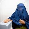Une femme réfugiée afghane s'enregistre pour obtenir des cartes à puce biométriques au Pakistan.