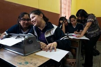 طالبة في صفها الدراسي في باراغواي، تتعلم قراءة لغة بريل.