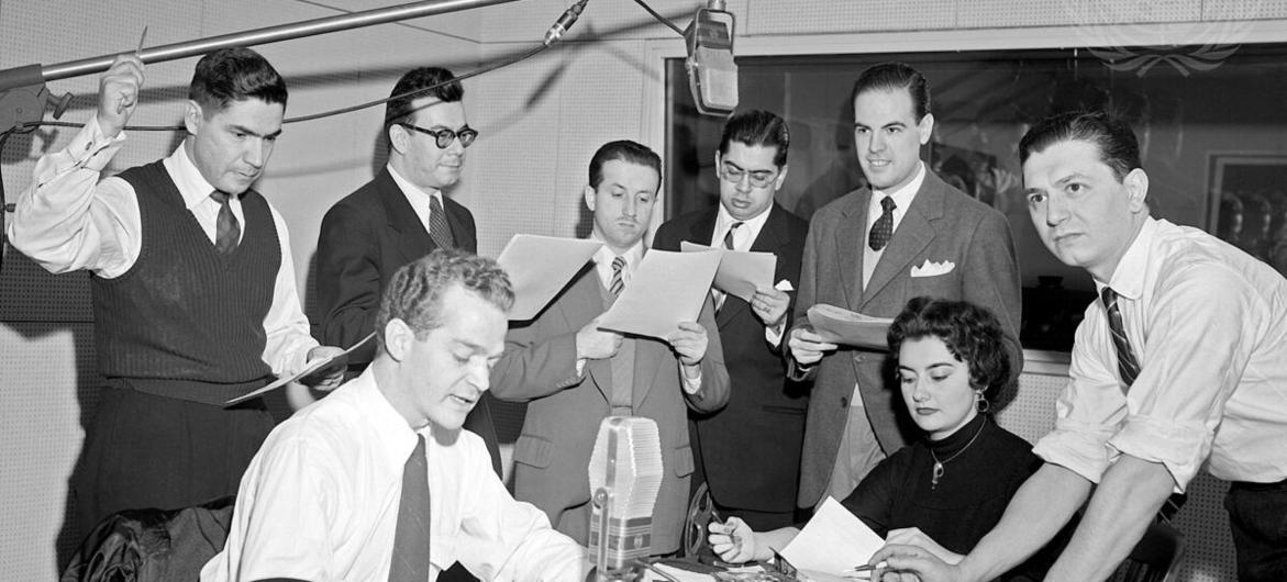  Grabación de un programa de radio de la ONU para América Latina, en 1954 en la sede de la ONU, en Nueva York.