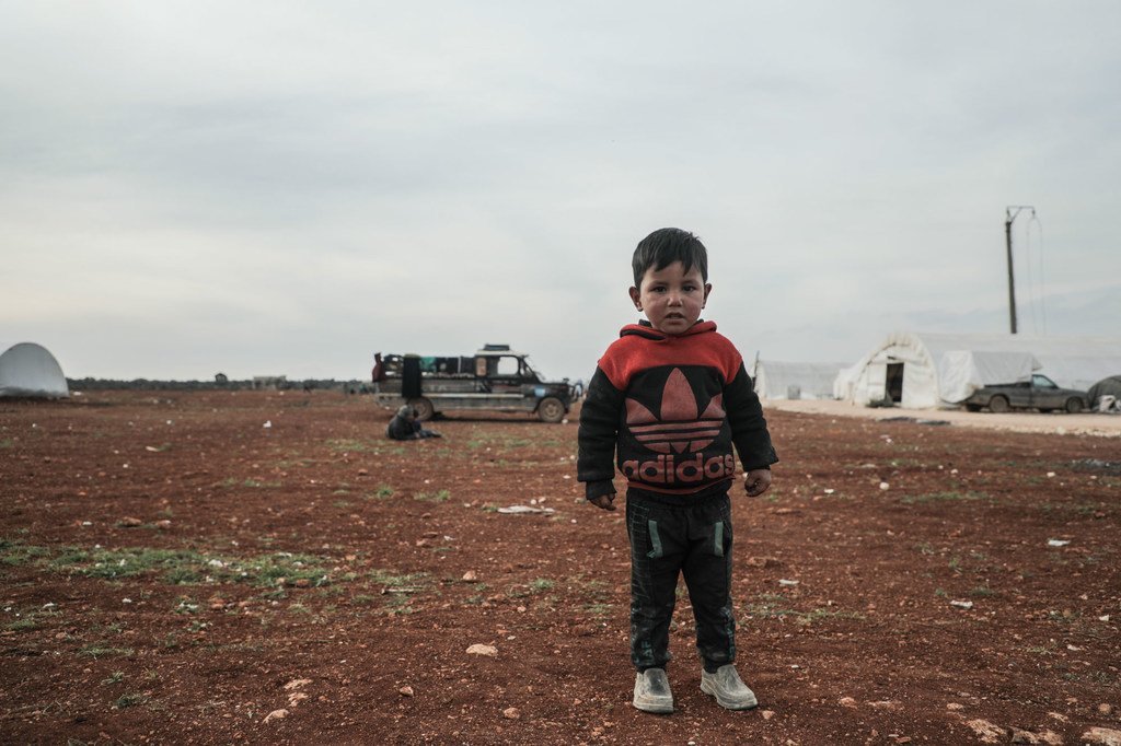 Un enfant dans un camp pour personnes qui ont fui les violences dans le nord-ouest de la Syrie.