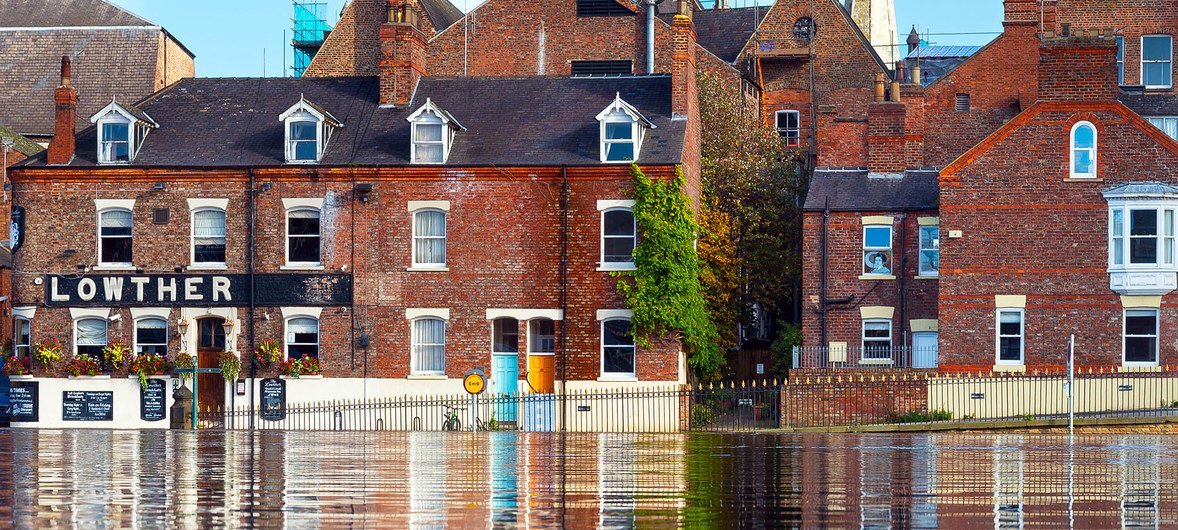 Las tormentas en el Reino Unido han dejado inundaciones severas, con el equivalente de un mes de lluvia en 38 horas en algunas partes. 