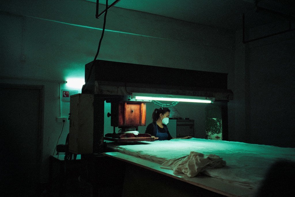 中国深圳一家玩具厂，一名妇女正在加工布料。 