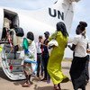 在联合国维和部队营地内生活多年后，13名流离失所的南苏丹妇女和儿童自愿返回了位于该国第二大城市马拉卡勒（Malakal）的家乡。