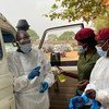 La Lieutenante Matilda Moiwo (au centre) et ses collègues se préparent à récupérer un patient qui aurait été infecté par le coronavirus.