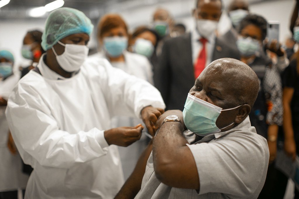 这位资深的第一线卫生专业人员是安哥拉第二个接种新冠疫苗的人。