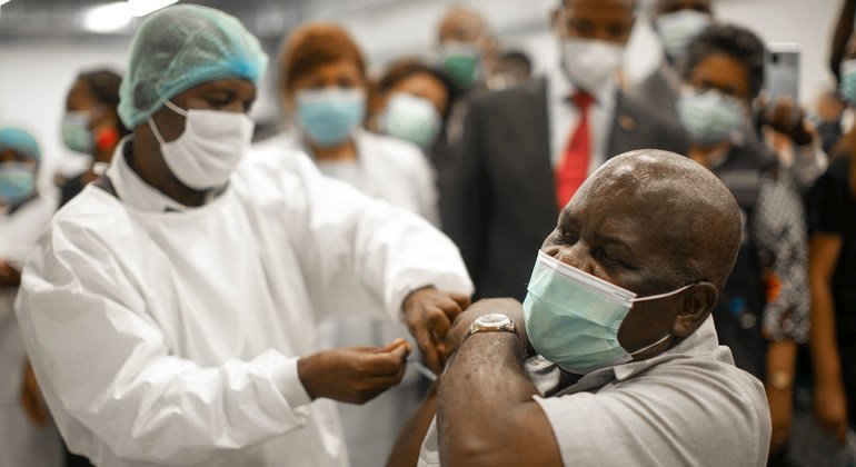 أحد العاملين الصحيين هو ثاني شخص في أنغولا يحصل على لقاح كوفيد-19.