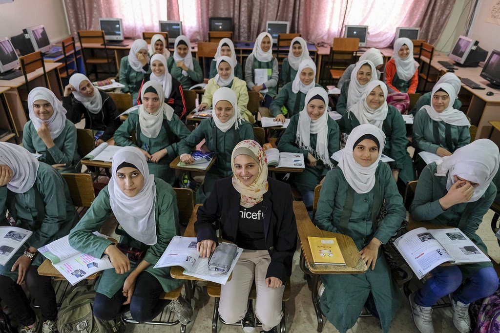 مزون المليحان تجتمع مع طالبات الصف التاسع السوريات في مدرسة سعيد نور الدين الحكومية في عمّان. 15 تشرين الأول/أكتوبر 2017.