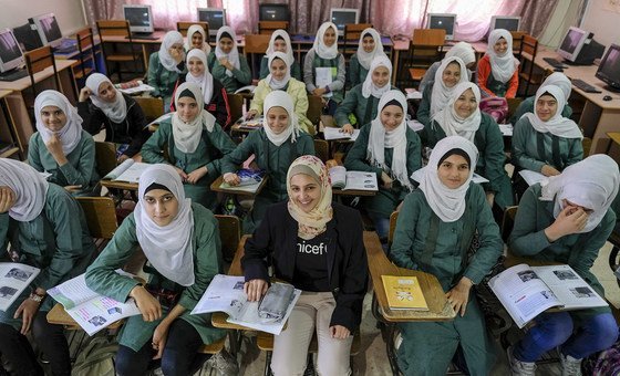 مزون المليحان تجتمع مع طالبات الصف التاسع السوريات في مدرسة سعيد نور الدين الحكومية في عمّان. 15 تشرين الأول/أكتوبر 2017.
