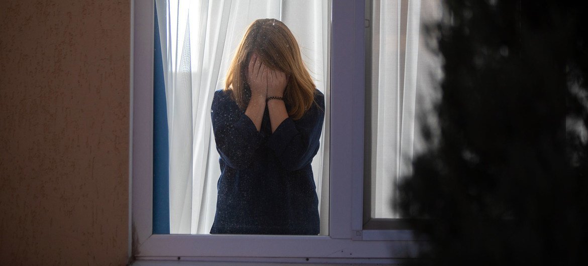 Des psychologues aident des adolescents vulnérables dans l'est de l'Ukraine alors que le confinement lié à la Covid-19 a un impact sur leur santé mentale.