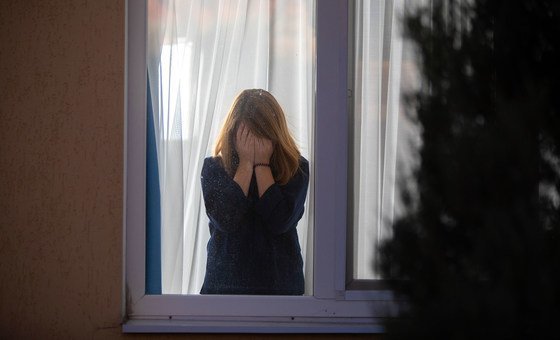 यूक्रेन में पूर्वी हिस्से में, मनोवैज्ञानिक, कमज़ोर हालात वाले किशोर-किशोरियों को, कोविड-19 के दौरान तालाबन्दियों का असर उनके मानसिक स्वास्थ्य पर होने के मद्देनज़र, मदद मुहैया करा रहे हैं.