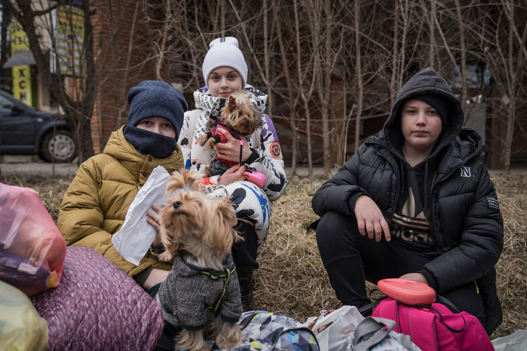 Dos familias ucranianas de Chernivtsi huyen a través de Rumanía con intención de llegar a Italia.