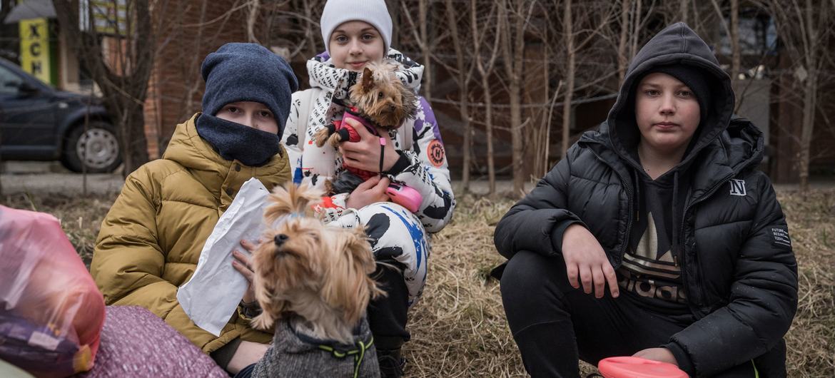 Dos familias ucranianas de Chernivtsi huyen a través de Rumanía con intención de llegar a Italia.