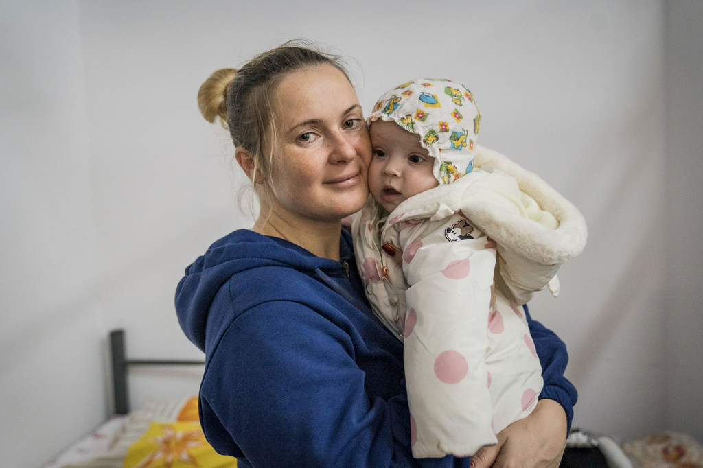 Una madre con su hija recién nacida llegó a Rumanía tras huir de Odessa el 1 de marzo de 2022.