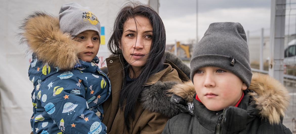 تقول أولغا ، التي فرت من أوكرانيا مع طفليها: "ليس لدينا مكان نذهب إليه ، ولكن هناك بعض الأصدقاء الذين جاءوا أيضًا إلى رومانيا، ونريد أن نجد بعضنا البعض لنكون أقرب".