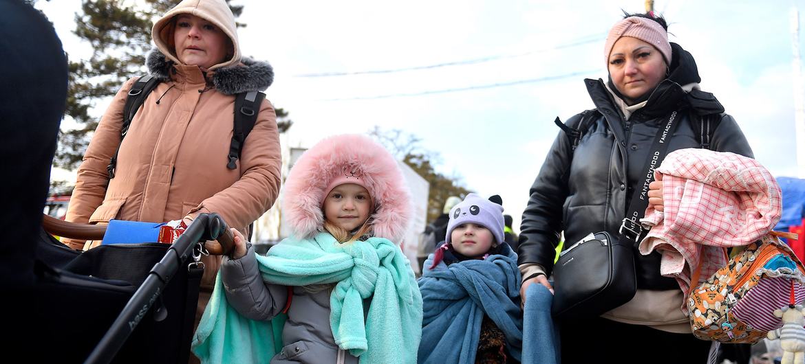 Des mères fuient l'Ukraine avec leurs enfants et entrent en Roumanie à la frontière de Siret.